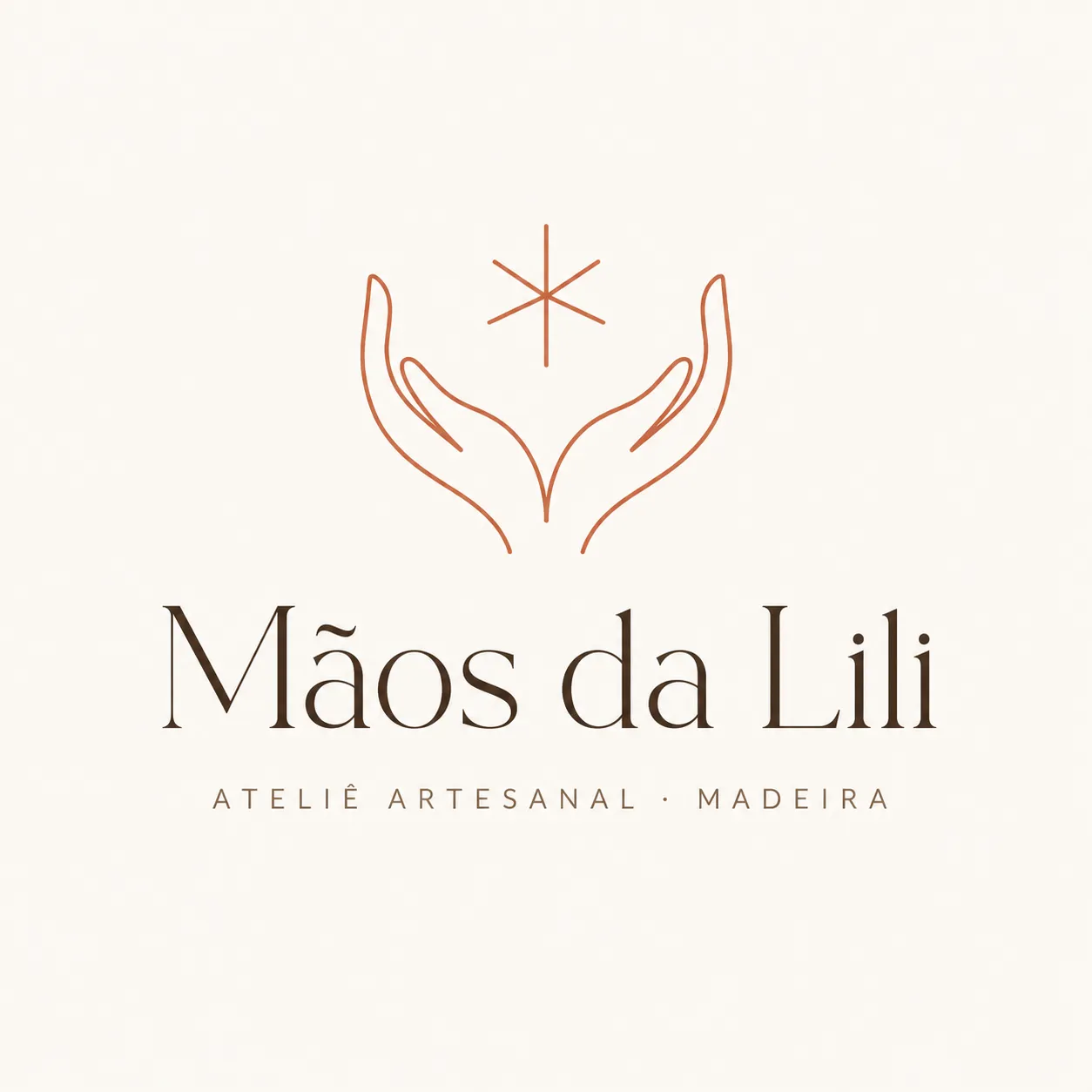 Mãos da Lili lockup: two hands holding a star above the brand name and the signature “ateliê artesanal · Madeira”